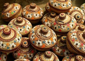 Kashmiri Handicrafts: A Treasure Trove of Artisanal Excellence